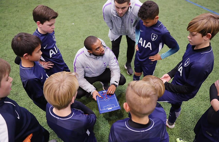 Alumnos del programa de inglés y fútbol con el Tottenham Hotspur en Royal Holloway